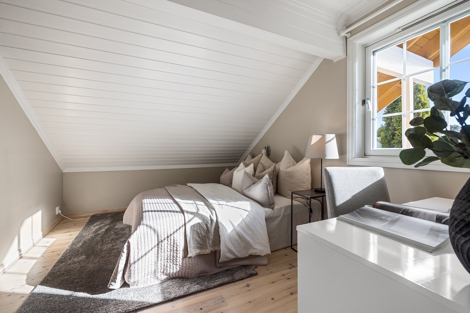 Soverom nr. 2 har garderobeskap og godt med plass til seng, kommode og skrivepult. Galleribilde