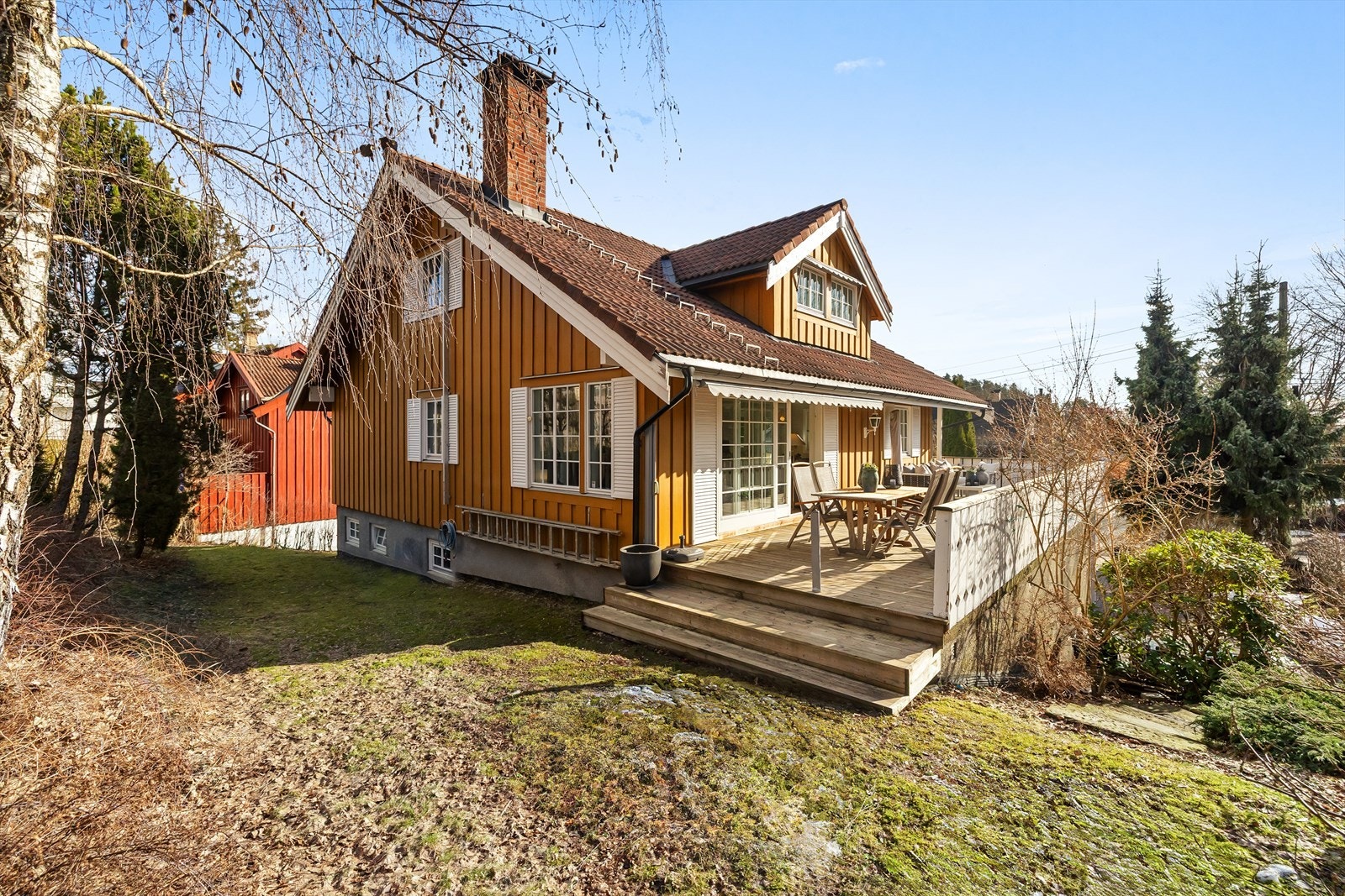 Dette er en flott mulighet til å sikre seg en stilren og innholdsrik enebolig med hybel og flere solrike utesoner i et populært og skjermet boligområde på Evje, like utenfor Sandvika sentrum. Galleribilde