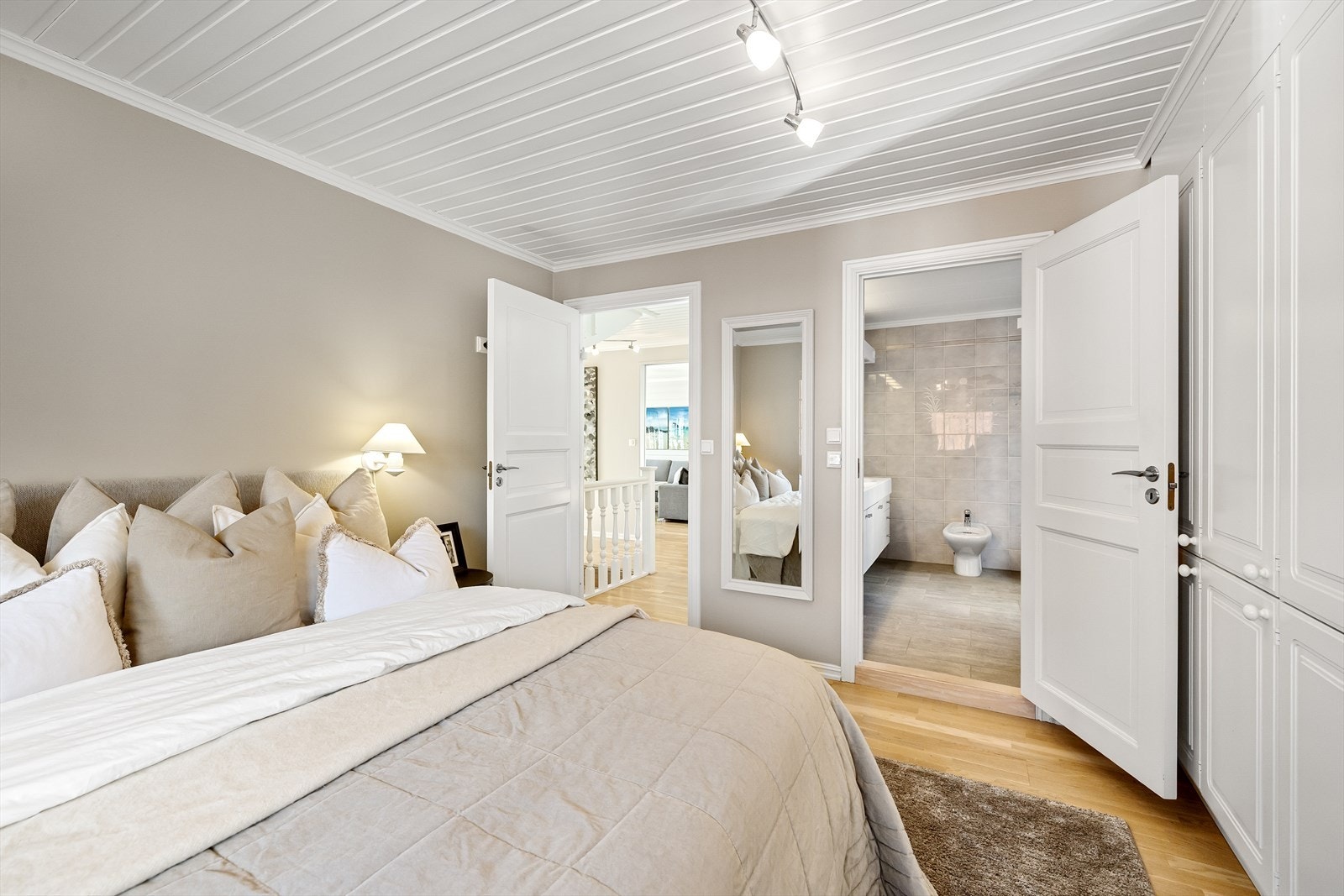 I boligens 1. etasje finner man det tiltalende hovedsoverommet med adkomst til eget bad. Hovedsoverommet er av god størrelse og har godt med plass til dobbeltseng, kommode etc. Galleribilde