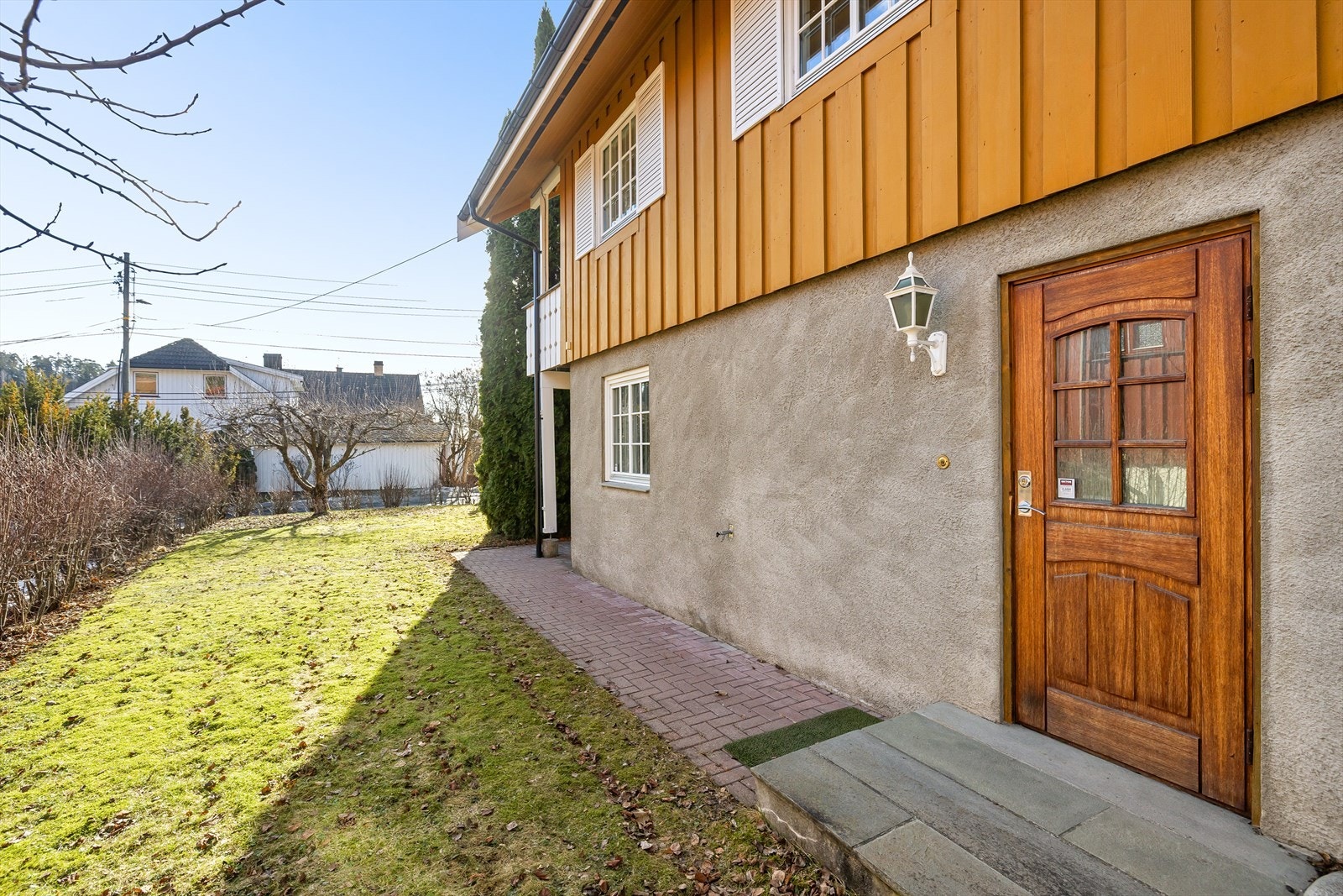 Det er egen inngang til hybelen ved siden av hovedinngangen. Galleribilde