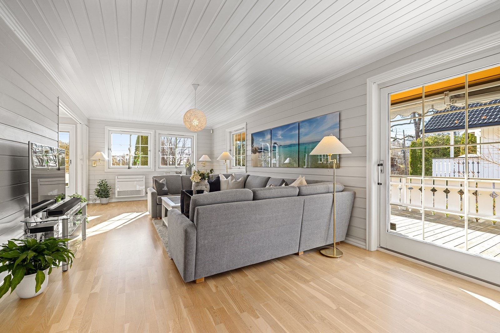 Det er gode møbleringsmuligheter i stuen, med plass til sofagruppe, TV-benk og tilhørende møblement. En praktisk varmepumpe fra 2020 (Regelmessig service har blitt utført i både 2021 og 2023) sørger for behagelige temperatur året rundt. Galleribilde