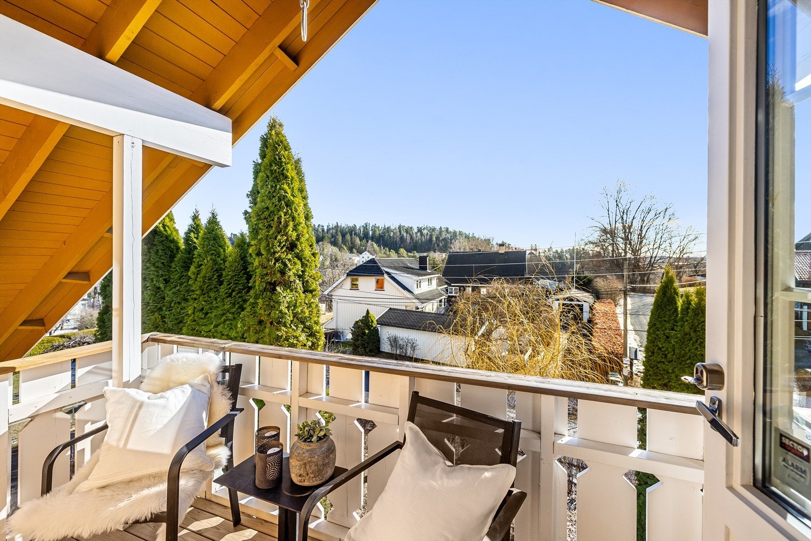 Her kan man nyte morgenkaffen itakt med nydelig utsikt og gode solforhold. Galleribilde