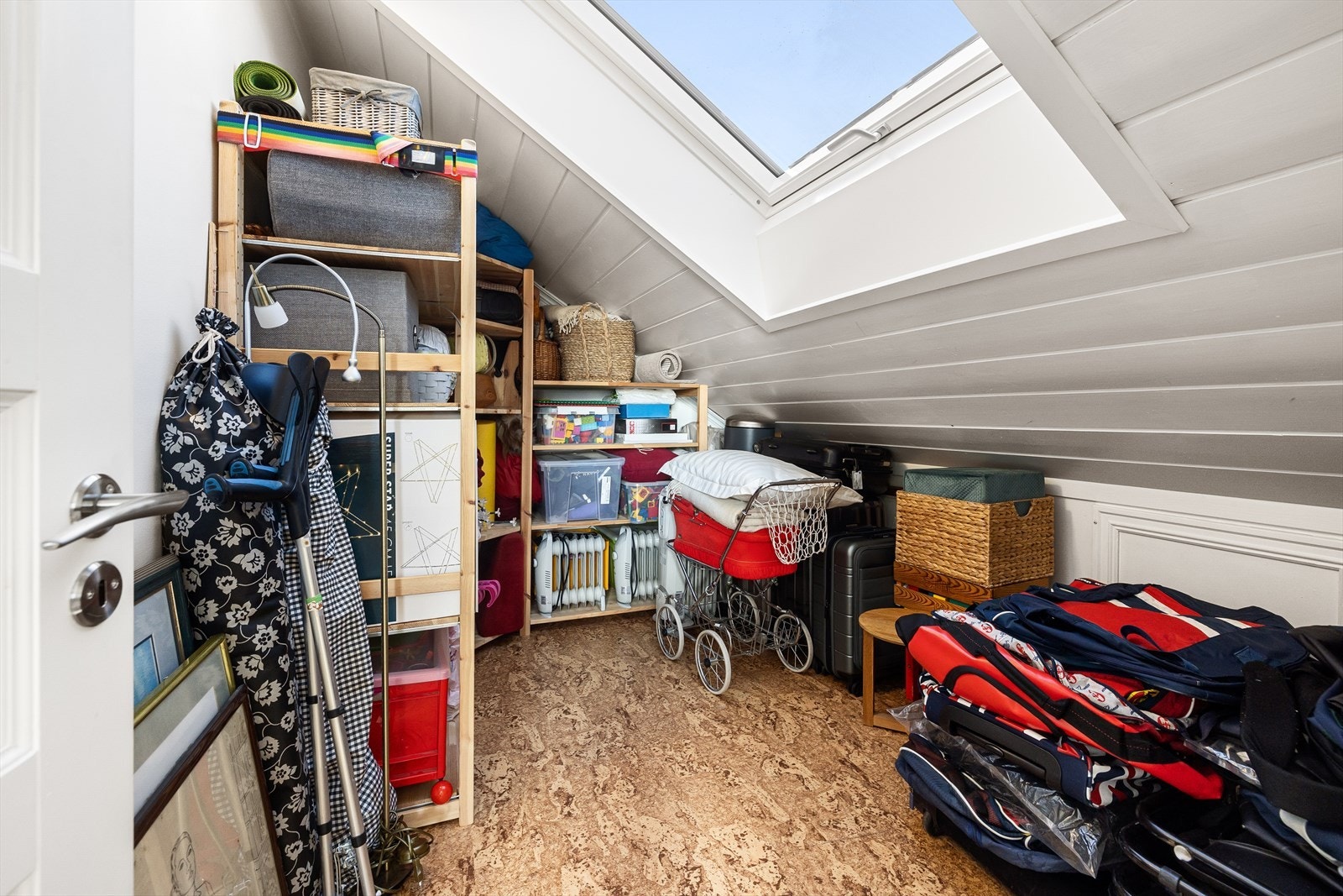 Fra soverom nr. 2 er det direkte adkomst til bod på ca. 7 kvm. Her er det gode lagringsmuligheter. Galleribilde