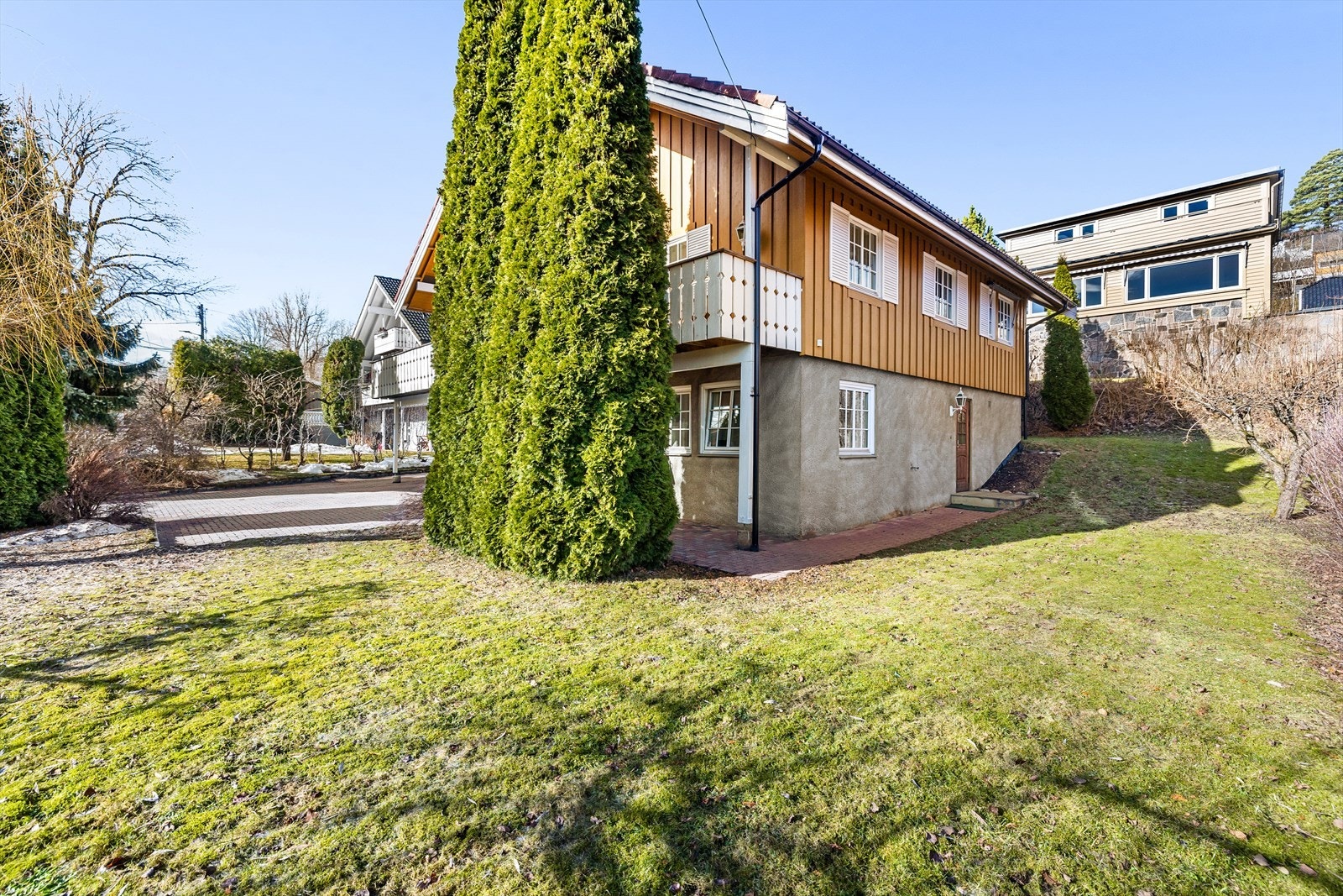 Utenfor er det en pent opparbeidet og naturskjønn hage med god plass til ballspill, lekeplass m.m til barna. Galleribilde