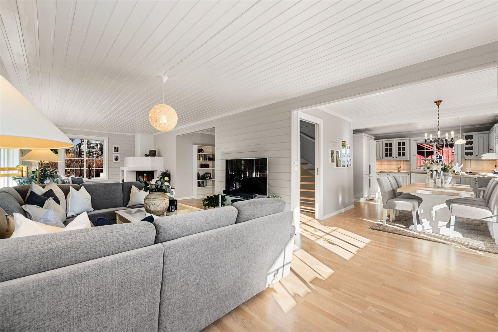 Hyggelig spisestue med delvis åpen løsning mot stue og kjøkken. Her er det god plass til stort spisebord. Galleribilde