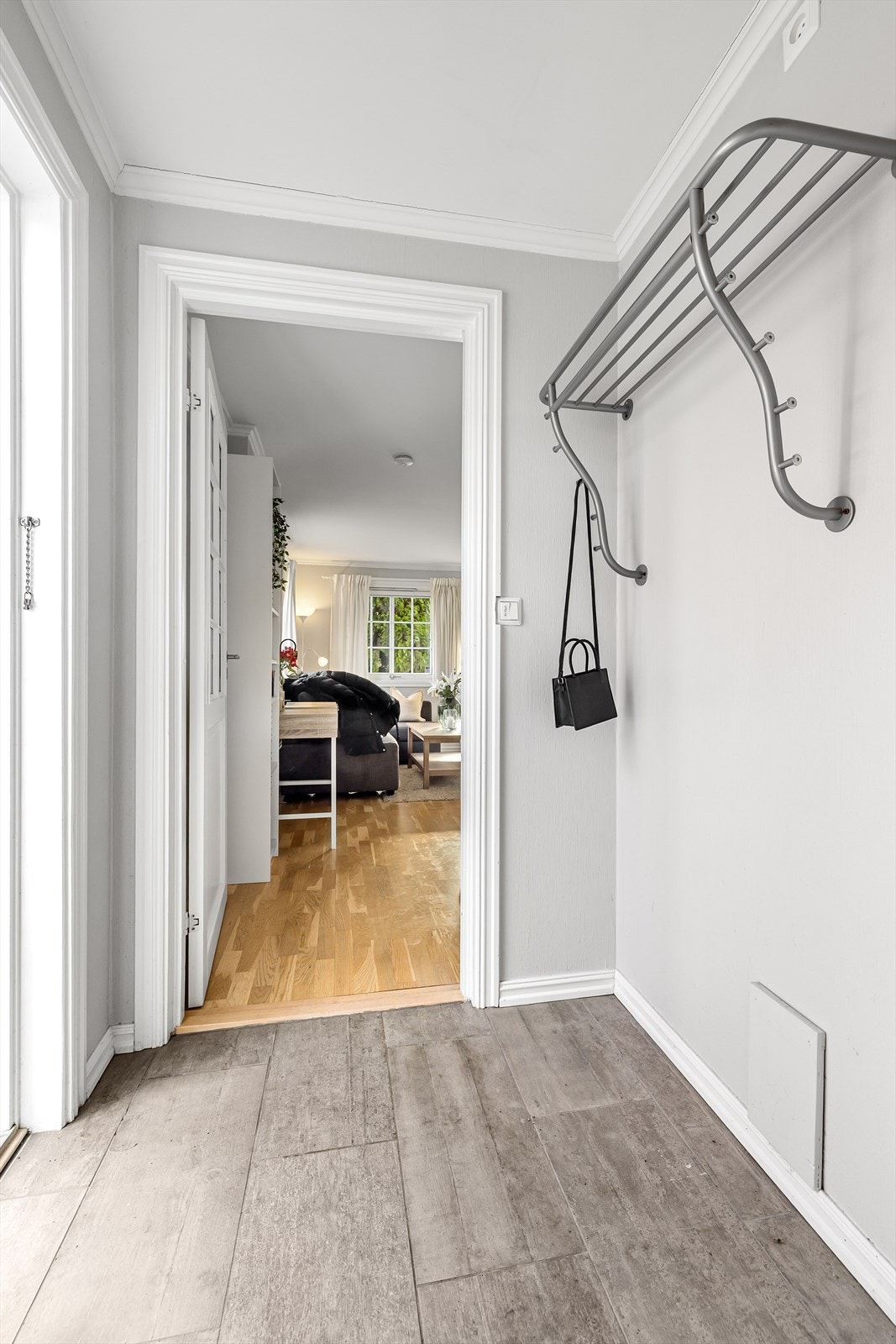 Det gjøres oppmerksom på at hybelens soverom er godkjent som bod og stue/ kjøkken er godkjent som hobbyrom på bygningstegningene, og er ikke bruksendret. Galleribilde