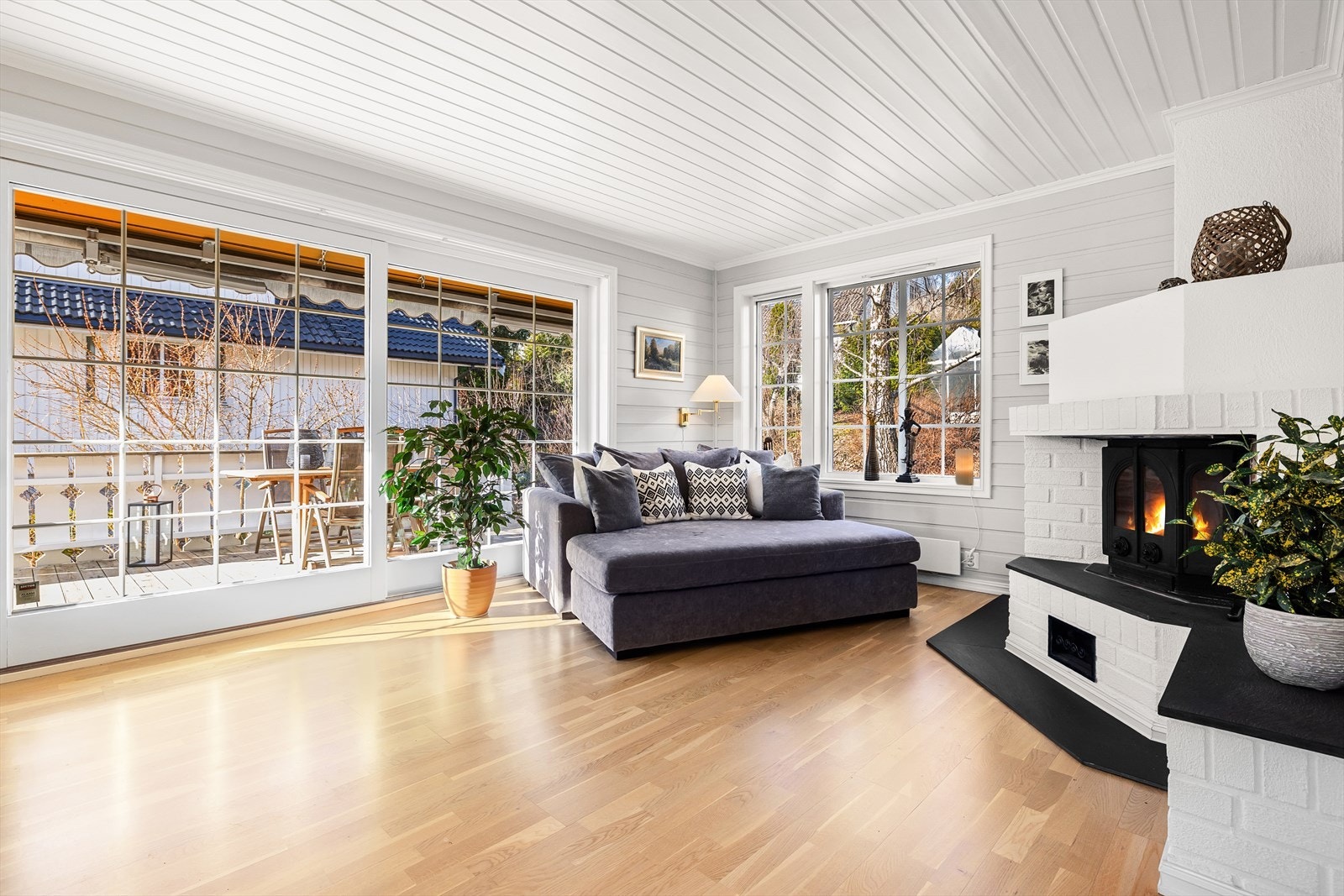 Stuen er boligens naturlige samlingssted for hele familien, og har en stilren peis med Jøtul-innsats som varmer godt på kalde dager. Galleribilde