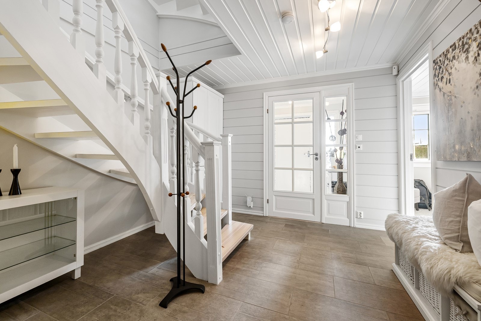 Her er det god plass til å henge fra seg ytterklær og sette fra seg sko. Galleribilde