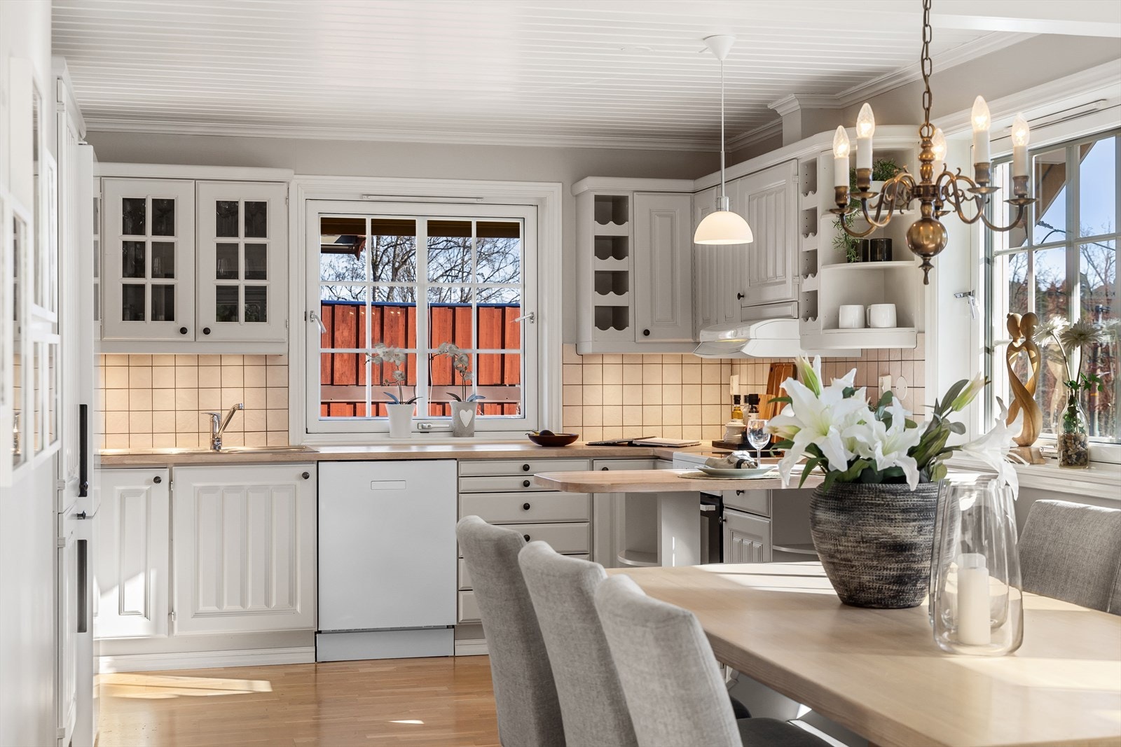 Her er det rikelig med skuffer, skap- og benkeplass. Ventilatoren er en Villavent-modell som trekker luften ut gjennom det sentrale luftesystemet. Galleribilde