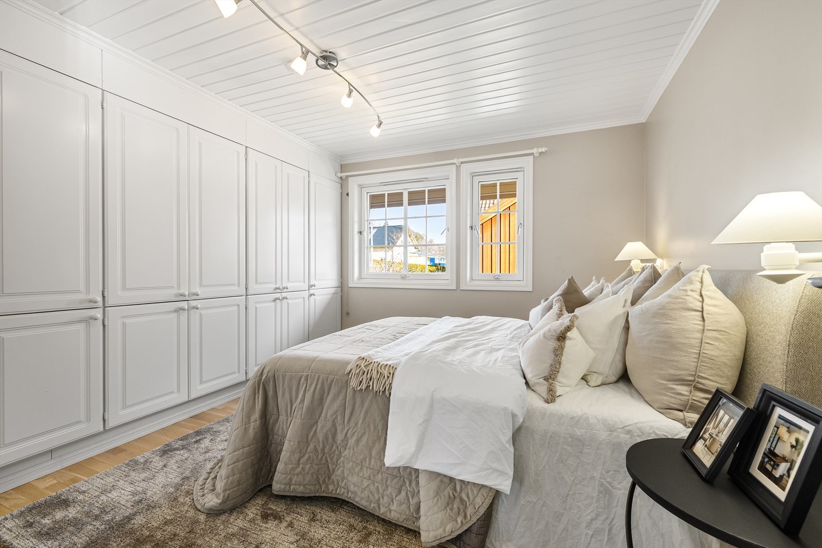 Det enorme garderobeskapet som strekker seg langs den ene veggen, gjør klesoppbevaringen til en lek. Galleribilde