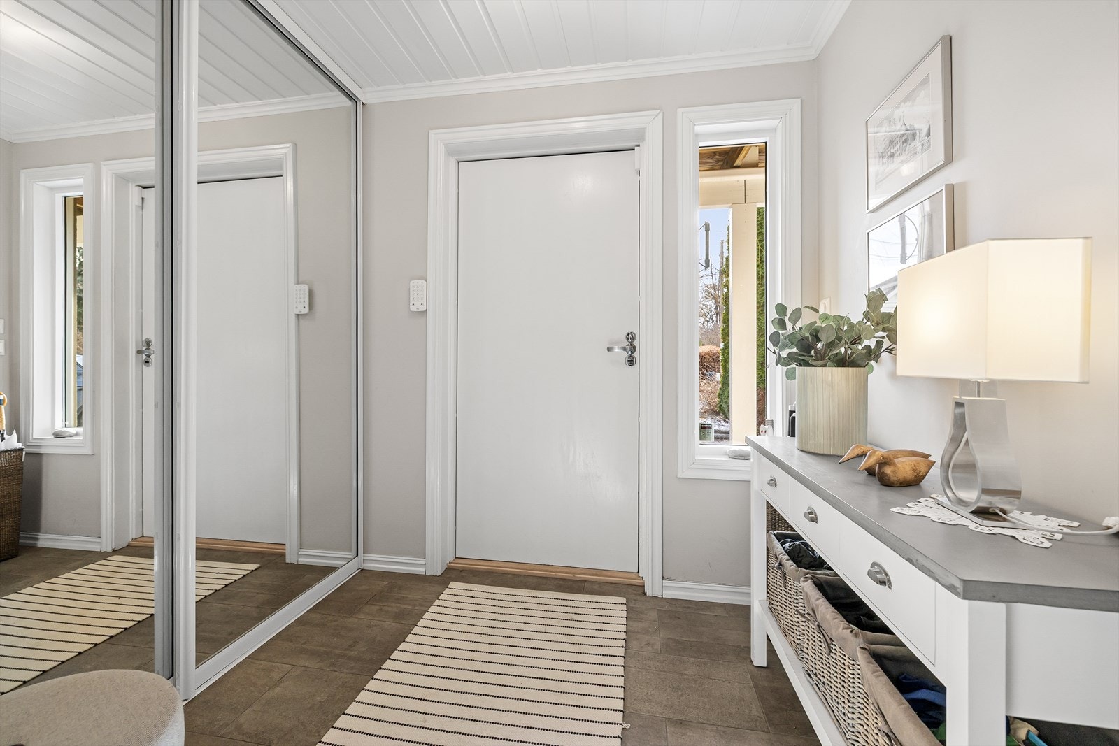 Velkommen inn! Det første du møter innenfor hoveddøren er en innbydende entré med fliselagt gulv, som gir et godt førsteinntrykk av boligen. Galleribilde