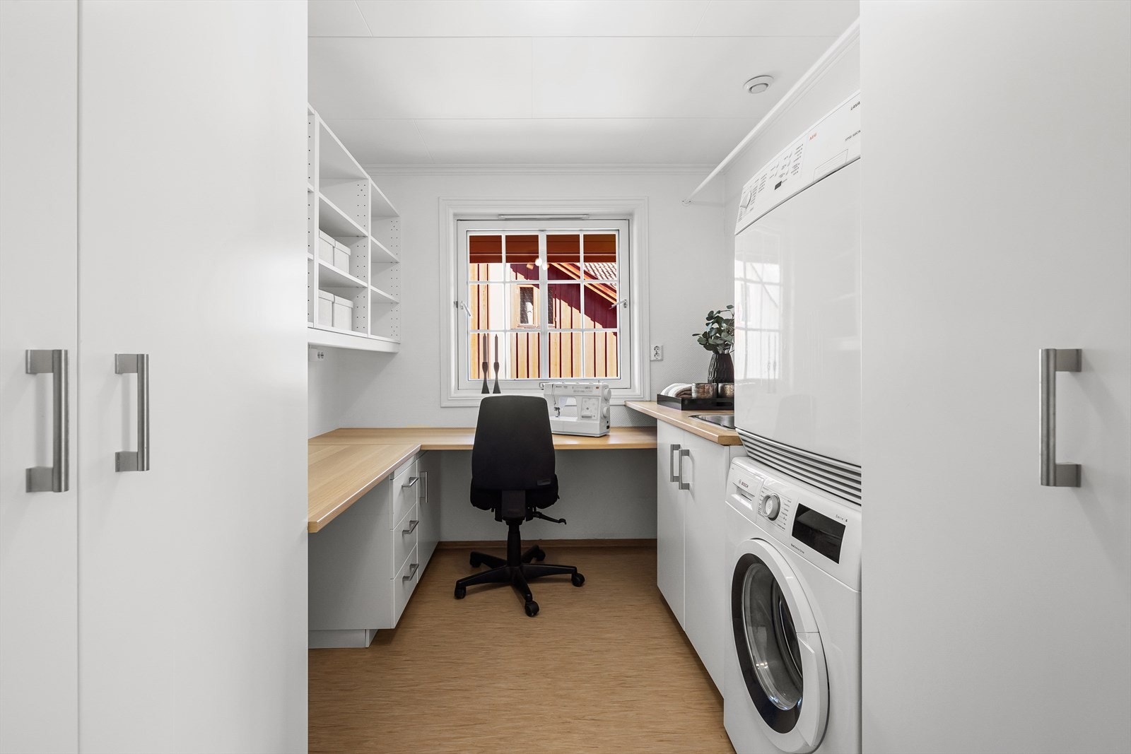 Vaskerommet er pr. dags dato delt mellom vaskerom og kontor. Det er opplegg for vaskesøyle samt vaskeromsinnredning med laminatplate og en nedfellbar utslagsvask i metall. Blandebatteriet er ettgreps. Vaskerommet har mekanisk avtrekk. Galleribilde