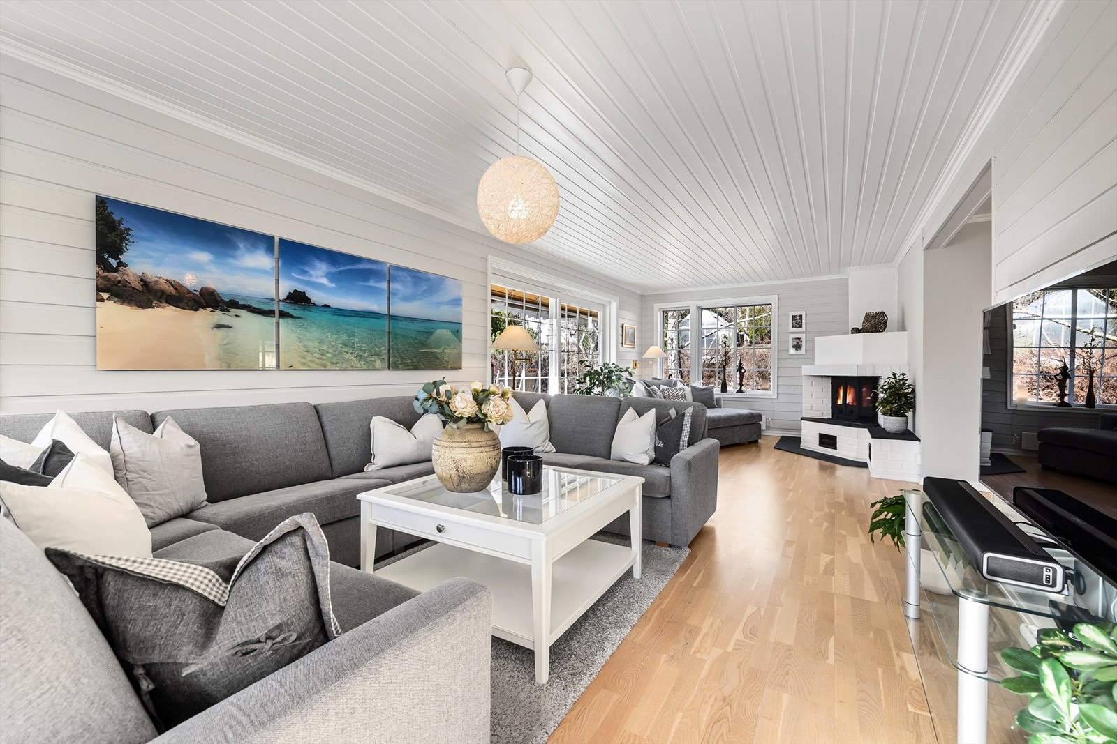 I boligens 1. etasje finner man en delikat og luftig stue med store vindusoverflater, som slipper inn god med lys og skaper en flott atmosfære når mørket faller på. Galleribilde