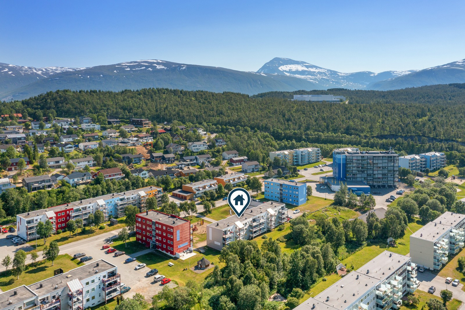 Gode bussforbindelser fra leiligheten, med busstopp for rute 33 og 24. UiT/UNN ligger også i gå/sykkelavstand fra leiligheten.