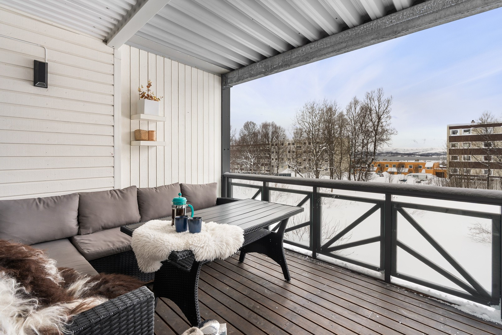 Fra stuen er det utgang til en stor vestvendt veranda med overbygg.