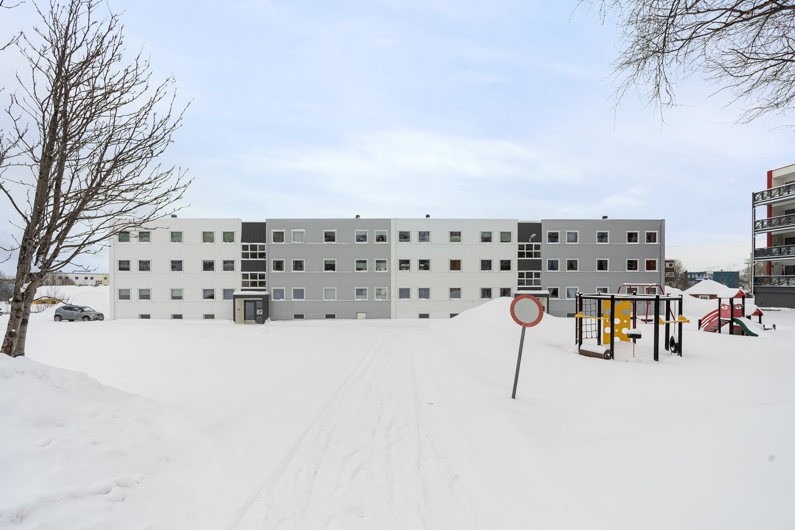 Leiligheten disponerer én oppstillingsplass for bil.