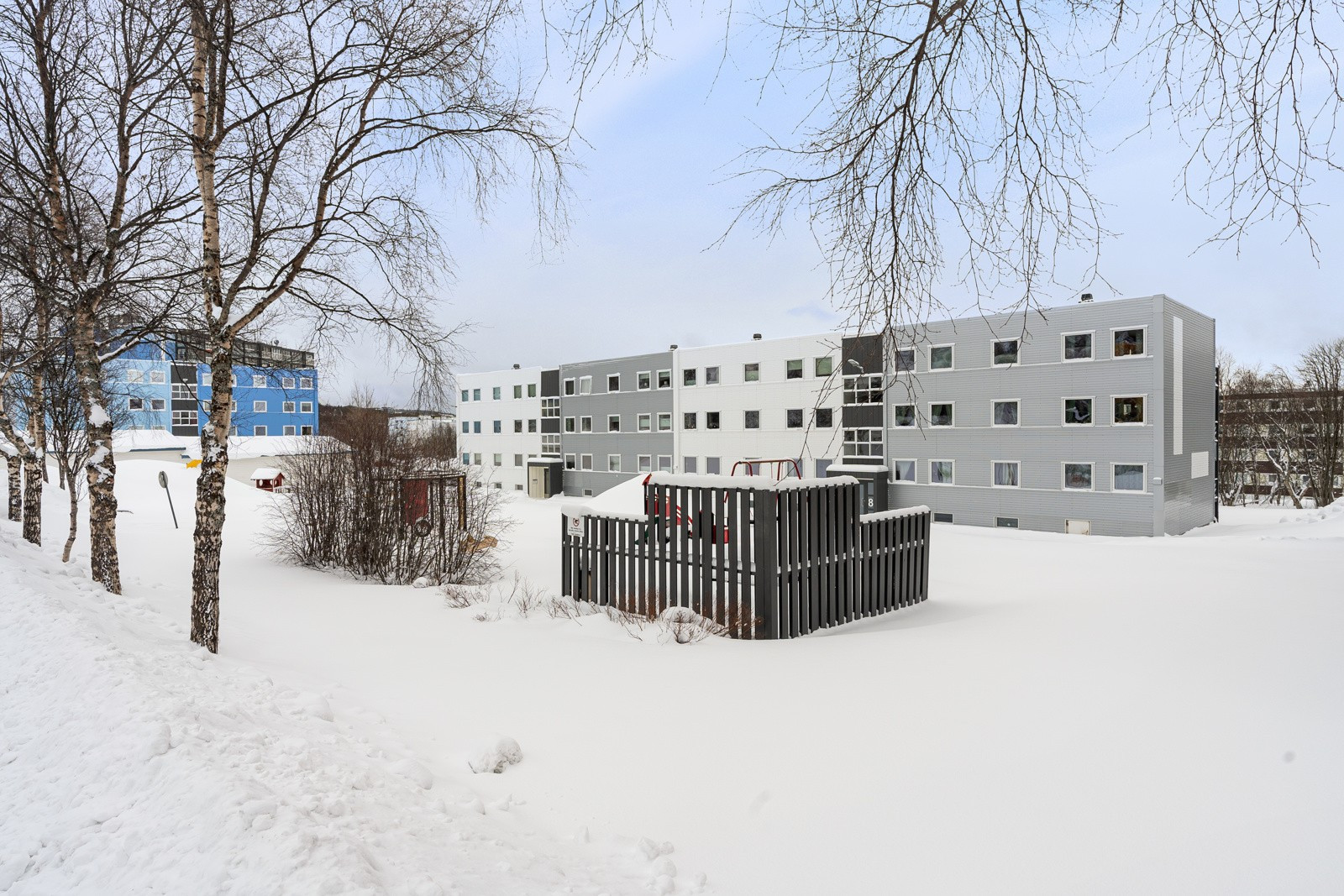 Her er det flere etterspurte kvaliteter som bl.a. vestvendt veranda med strålende solforhold, parkeringsplass og kort vei til både skole, barnehage, Jekta og bussforbindelser.