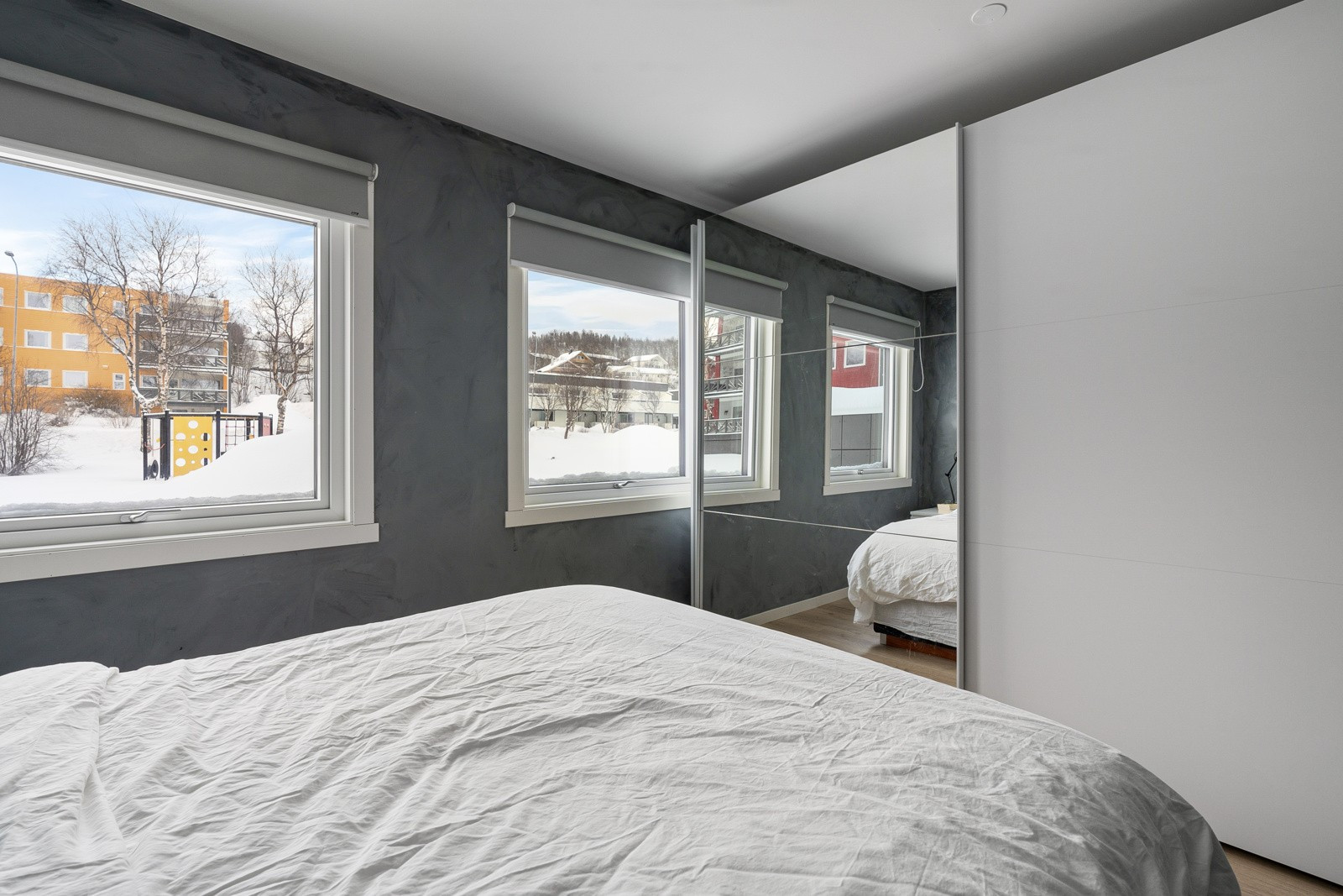 Innredet med stor skyvedørsgarderobe med mye oppbevaringsplass.