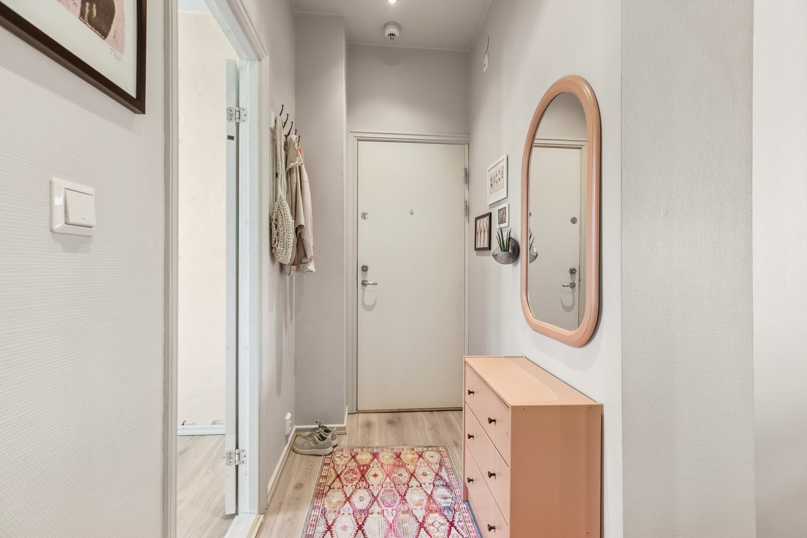 Entréen har plass til oppheng av yttertøy. Galleribilde