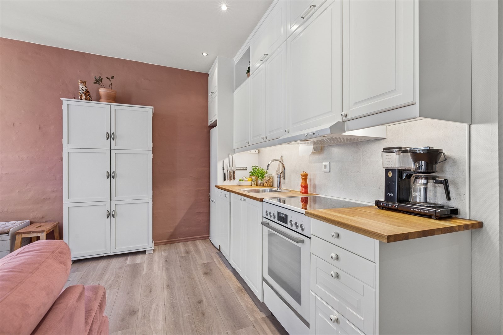 Kjøkkenet har en åpen løsning til stue/spisestue og ble flyttet til sin nåværende posisjon i 2003. Galleribilde