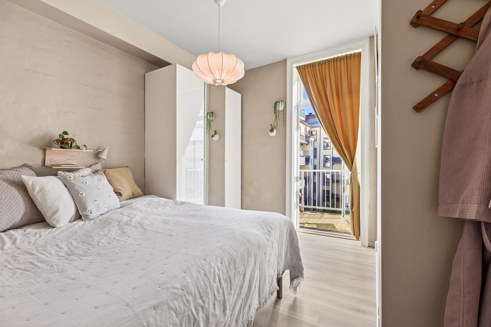 Soverom 1 er romslig, og har god plass til dobbeltseng og garderobeskap. Det er også utgang til balkong. Galleribilde