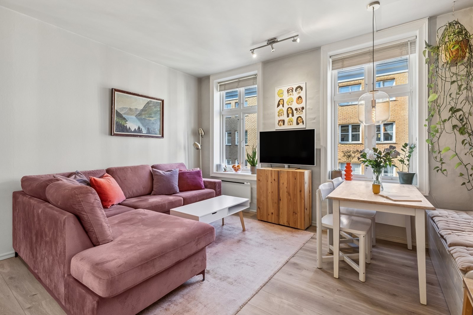 Velkommen til en pen og gjennomgående 3-roms, med supersentral beliggenhet på Løkka. Galleribilde