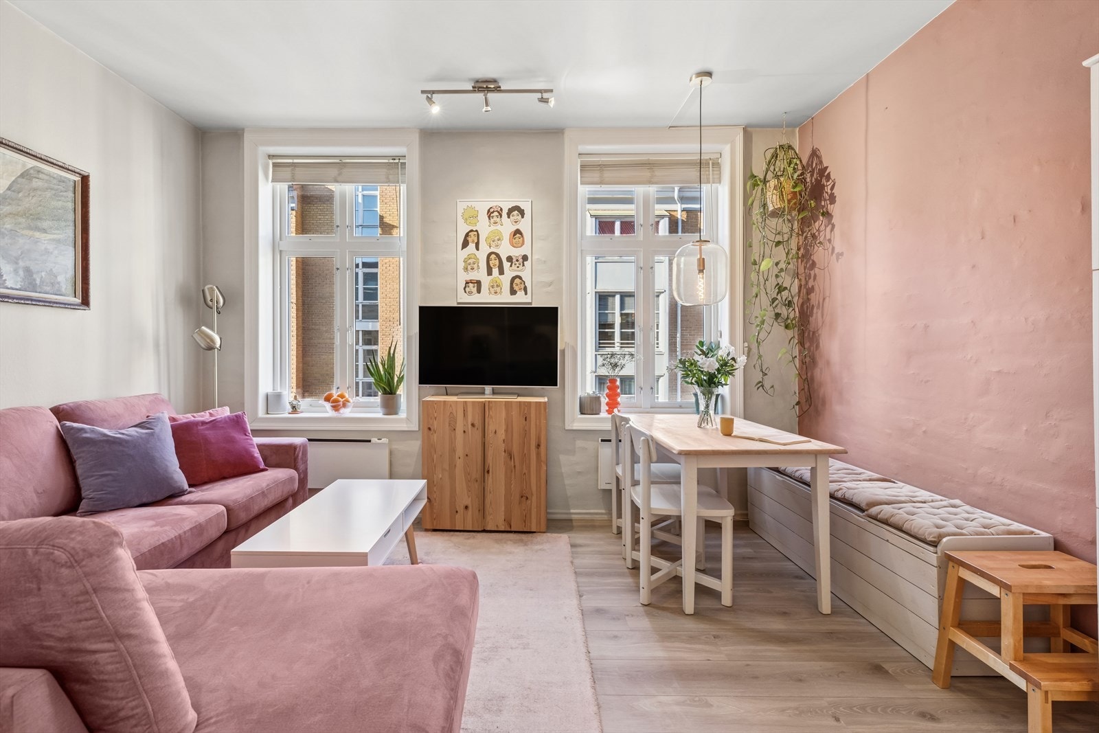 Stuen har god takhøyde og klassiske krysspostvinduer, samt en effektiv og god planløsning som gjør stuen enkel å innrede i flere soner. Galleribilde