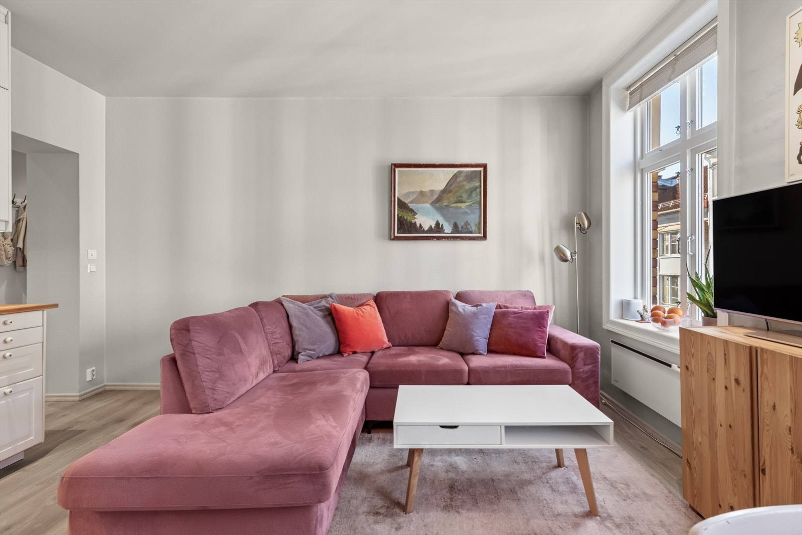 Det er plass til en romslig sofagruppe. Galleribilde