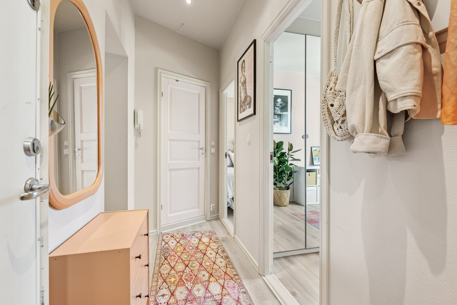 Lys og innbydende entré. Galleribilde