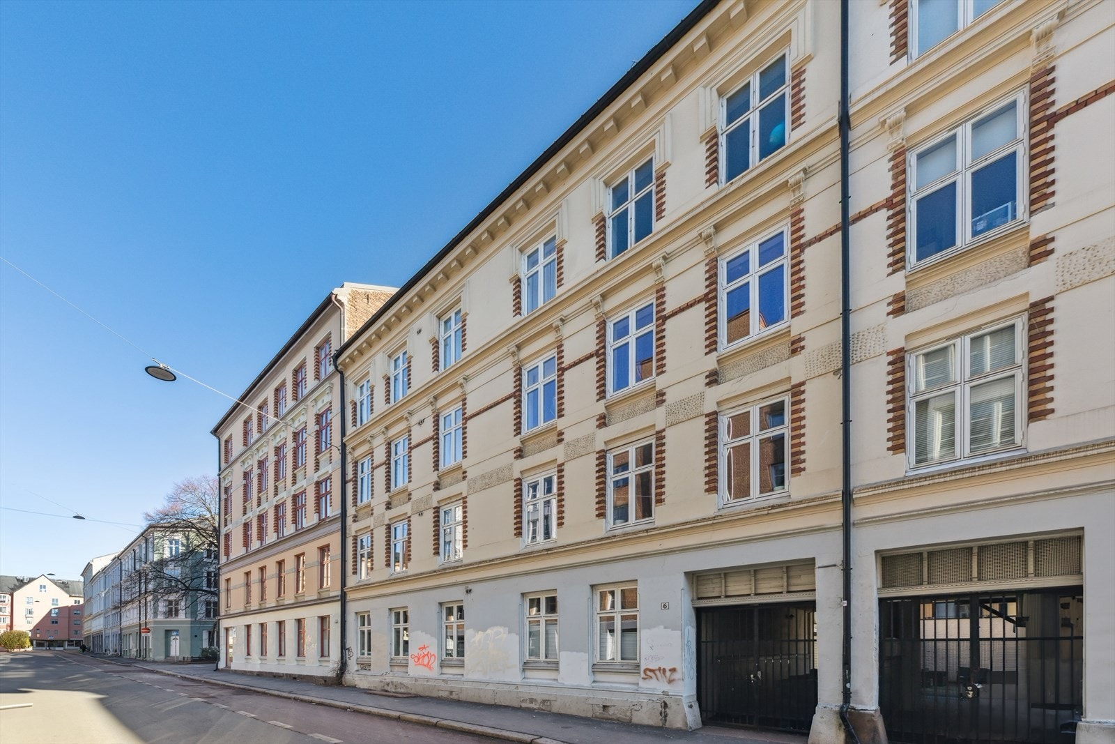 Leiligheten ligger i byggets fjerde etasje. Galleribilde