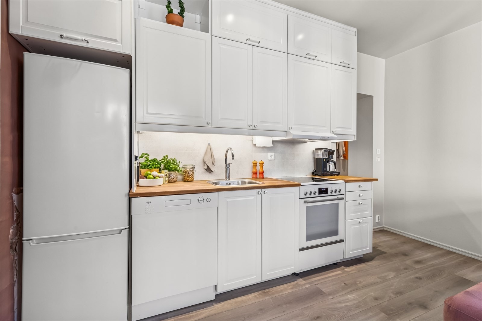 Ventilatoren har en stålhette, og det er opplegg for oppvaskmaskin, benkebereder og stål benkebeslag. Komfyr og oppvaskmaskin, begge fra 2022, vil medfølge ved salg. Galleribilde