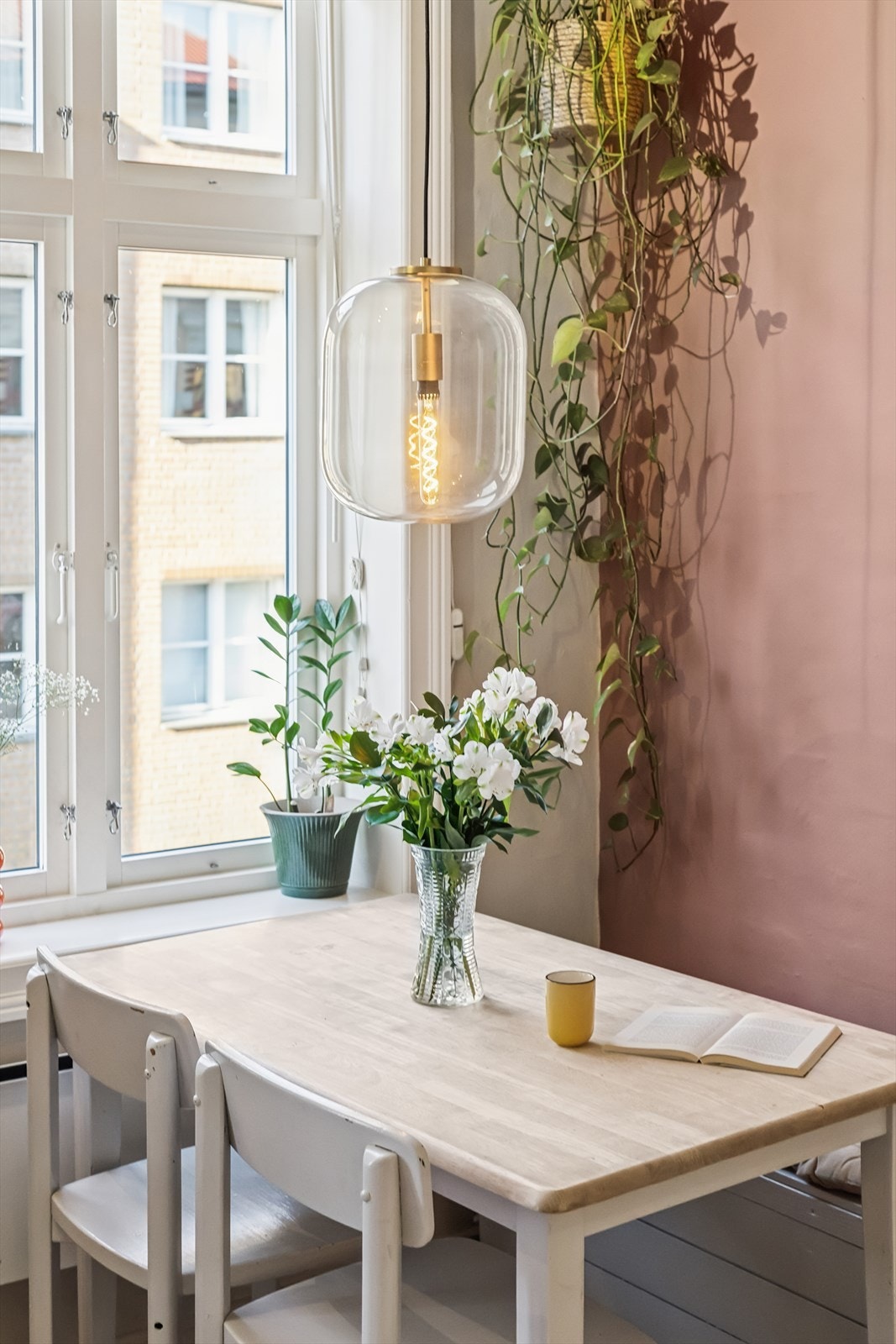 Hyggelig spiseplass ved vinduet. Galleribilde