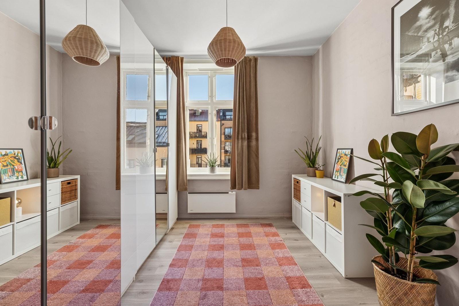 Soverom 2 er også romslig, og har god plass til garderobe. Galleribilde