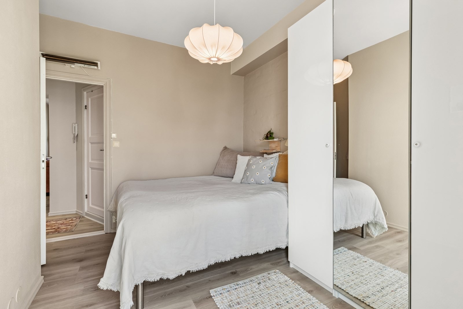 Soverommet er malt i en lun og fin fargetone. Galleribilde