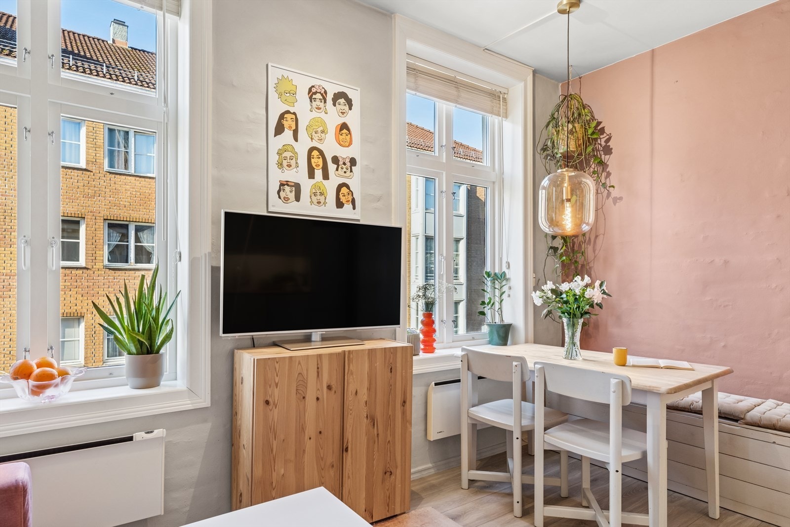 Stuen har gode lysforhold fra de store vinduene. Galleribilde