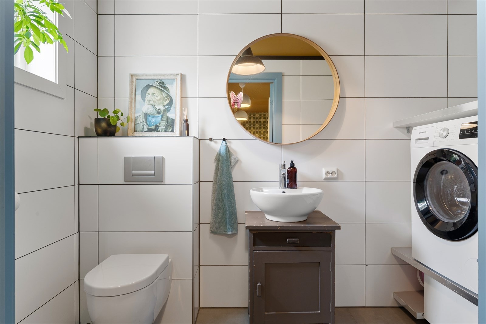 Praktisk kombinert gjeste wc og vaskerom med fliser og gulvvarme Galleribilde