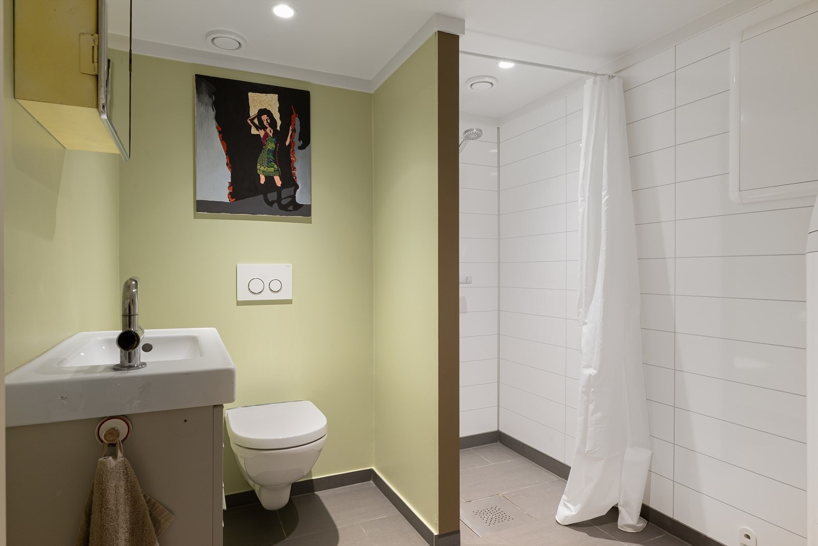 Bad med fliser på gulv og gulvvarme Galleribilde