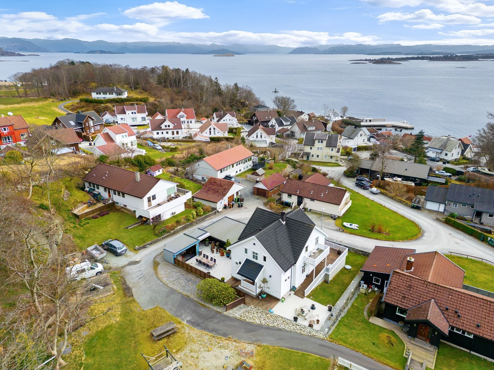 Dette er en romslig eiendom med idyllisk beliggenhet nær fjorden Galleribilde