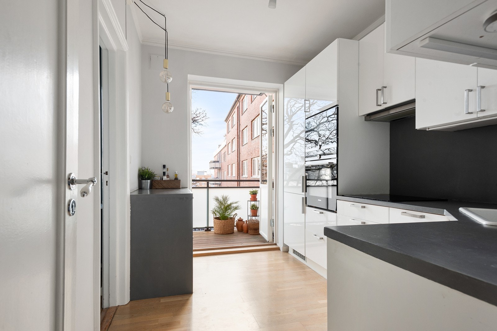 Fra kjøkkenet er det direkte adkomst til solrik balkong på 6,5 kvm Galleribilde