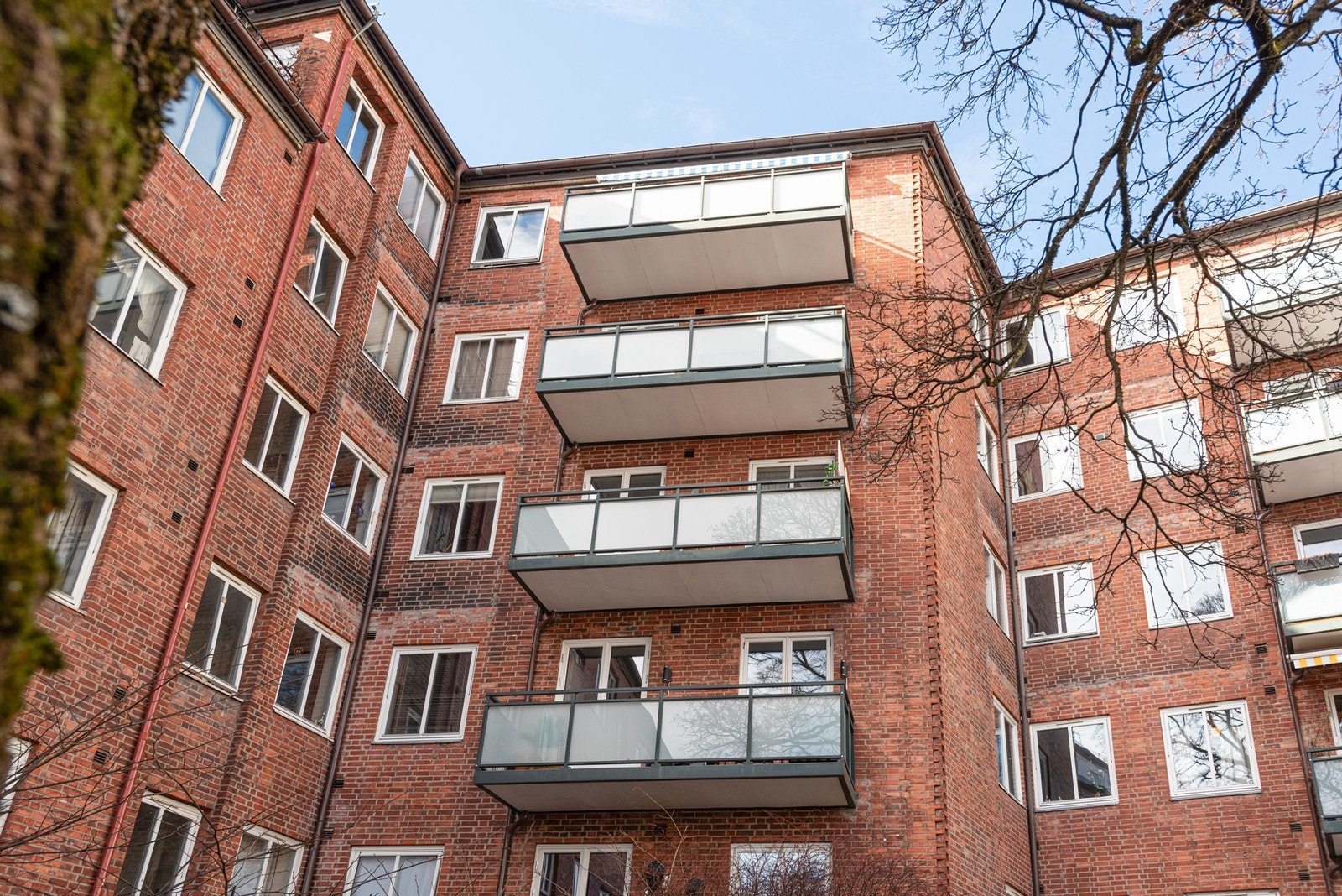 Leiligheten ligger i byggets 2. etasje Galleribilde