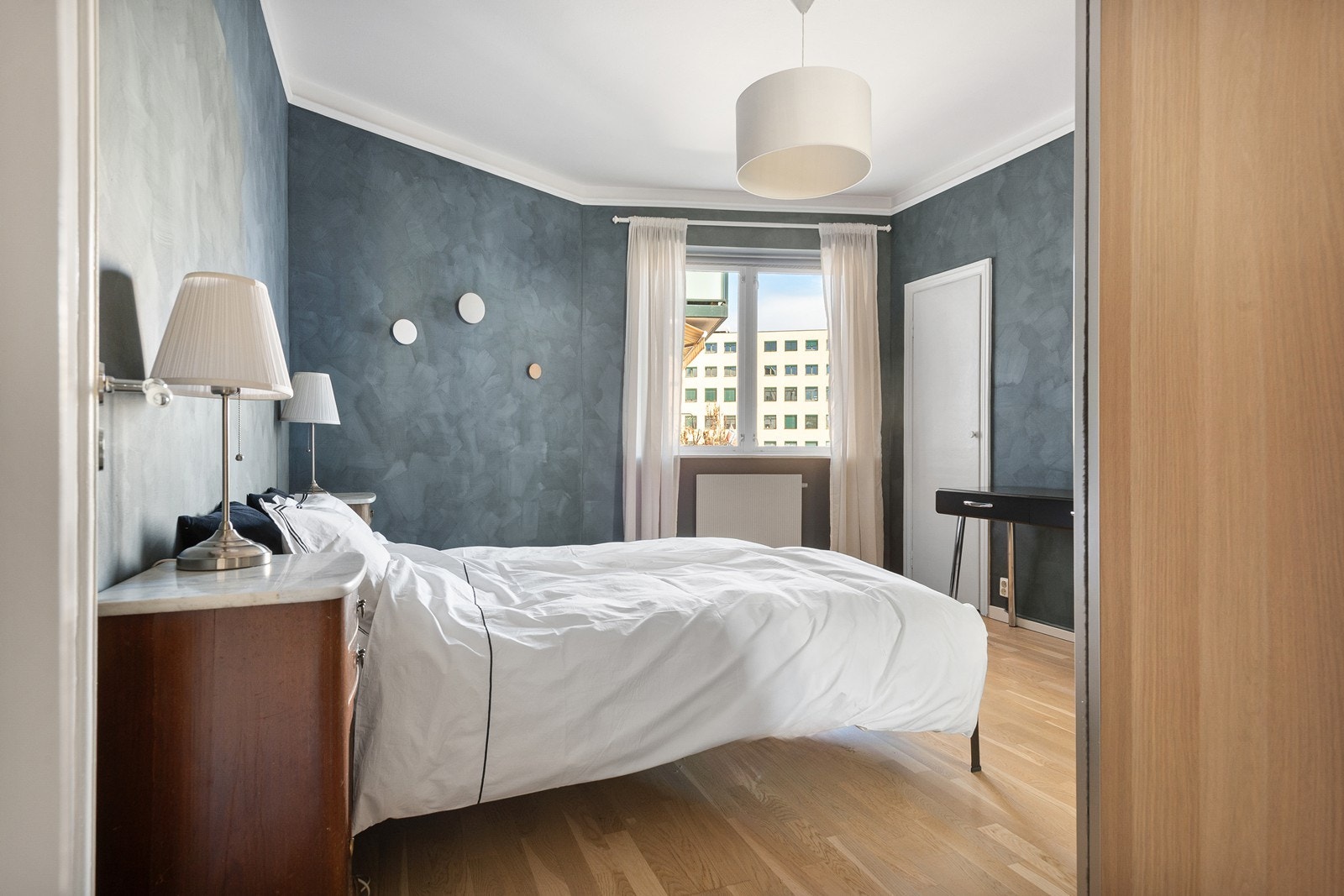 Hovedsoverommet har god plass til dobbeltseng og nattbord på begge sider. Soverommet vender inn mot rolig bakgård Galleribilde