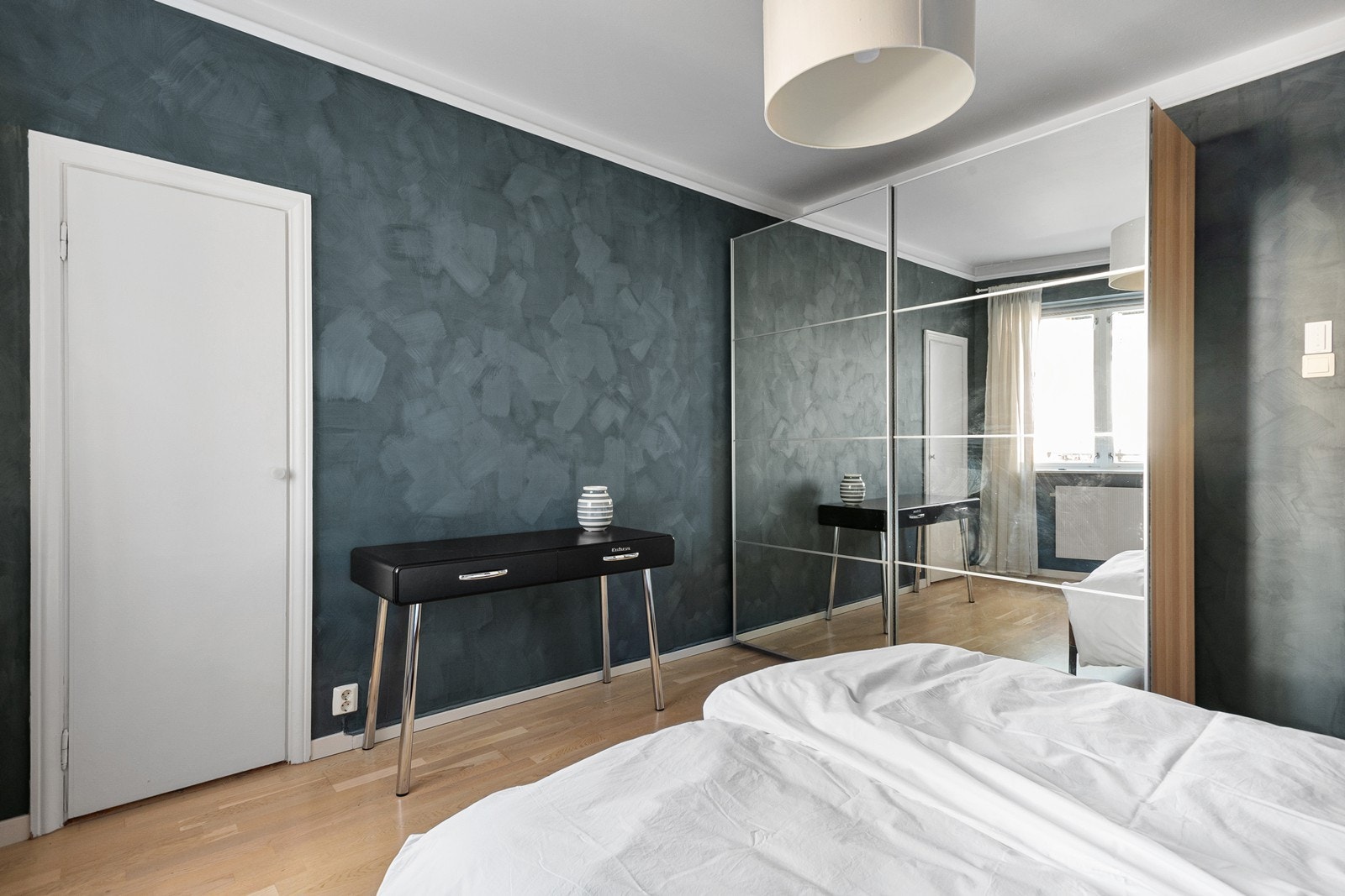 God plass til garderobeskap Galleribilde