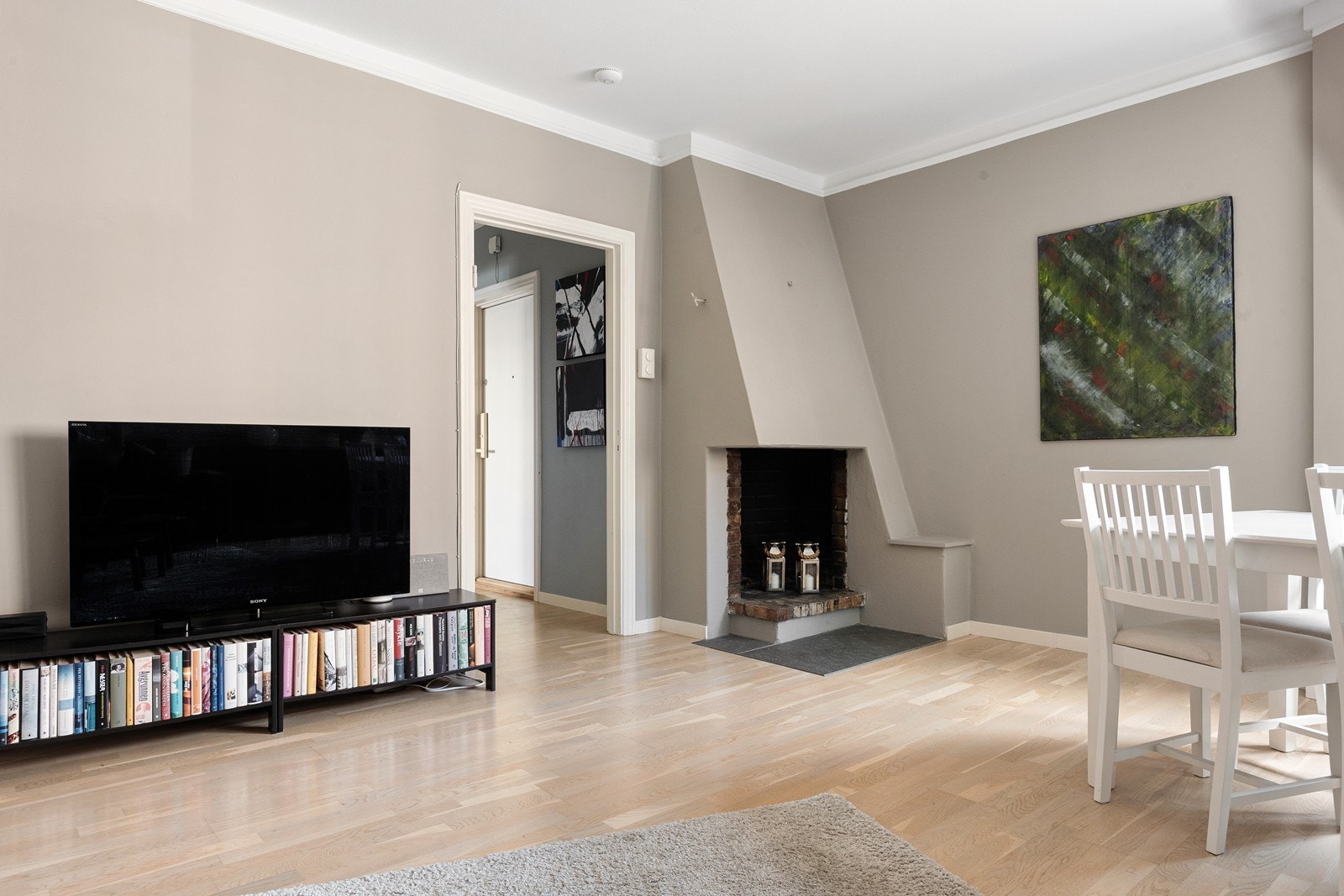 Gjennomgående tre stavs parkett i leiligheten Galleribilde