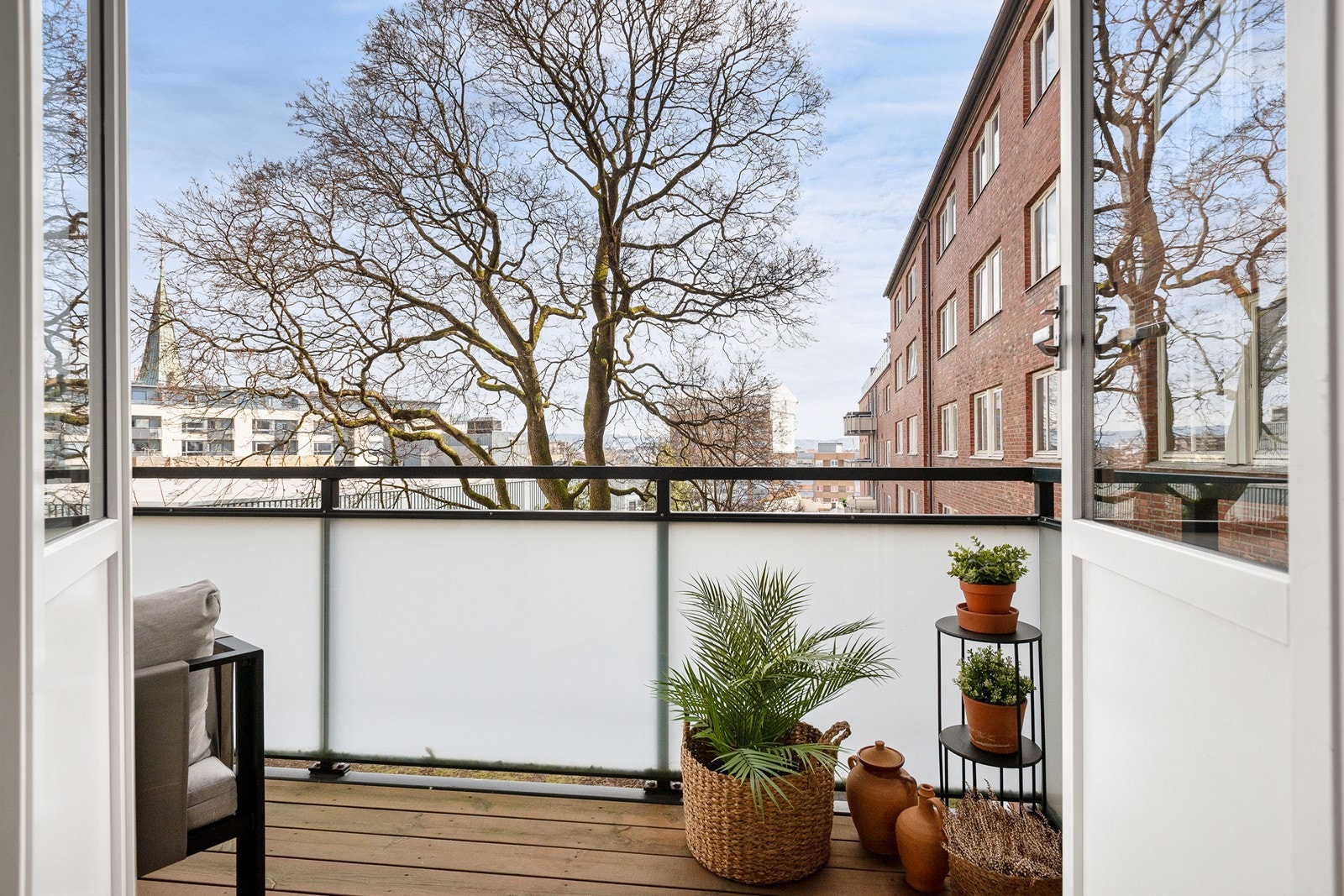 Balkongen vender inn mot rolig bakgård og er på hele 6,5 kvm Galleribilde