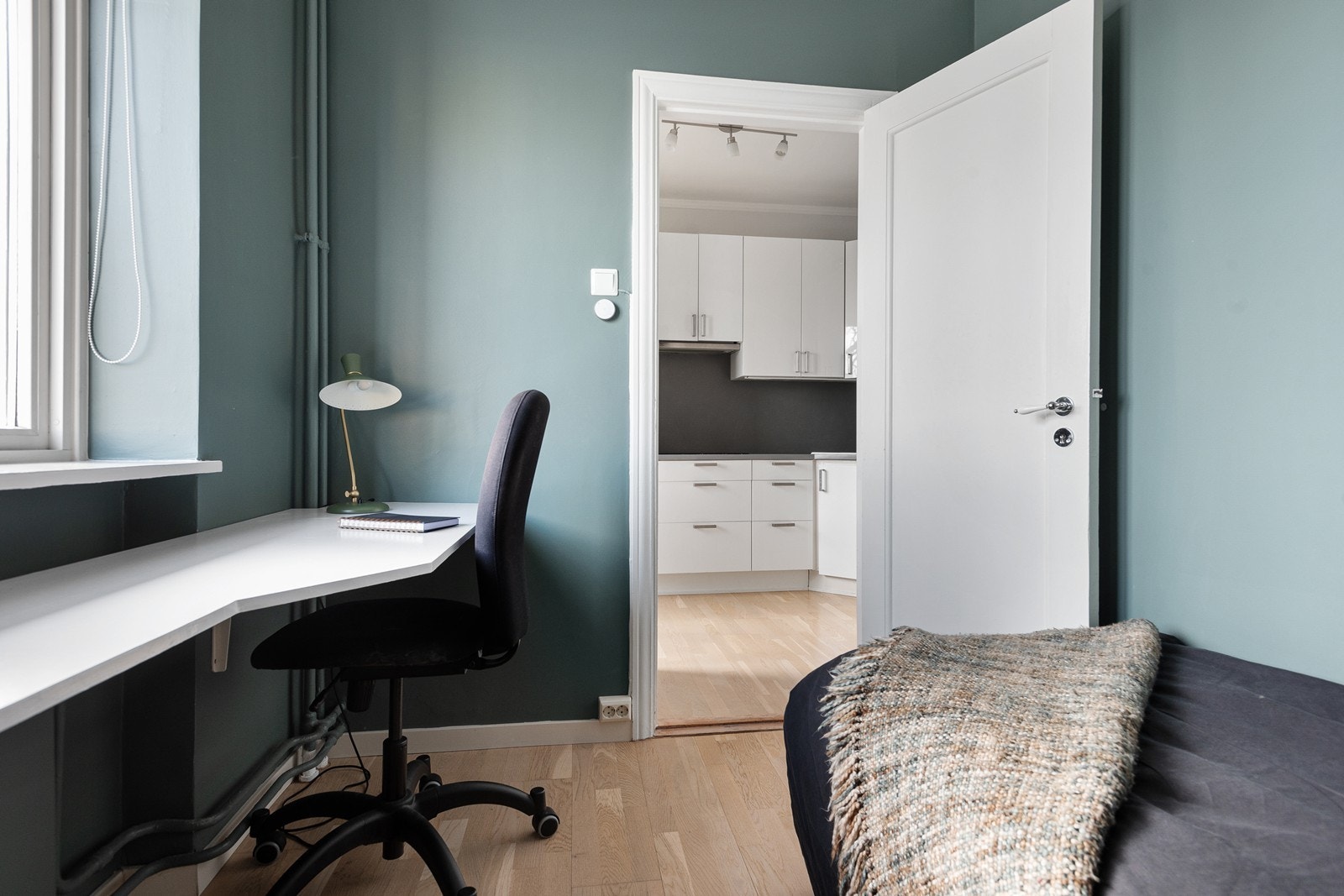 Soverom 2 vender også inn mot rolig bakgård Galleribilde