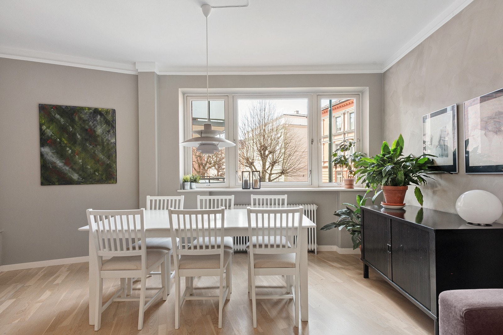 I stuen har man plass til stort spisebord, sofa, sofabord og tilhørende møbler Galleribilde