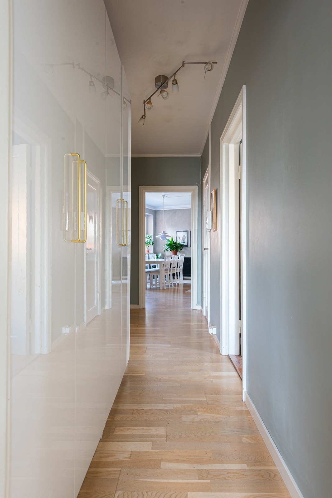 Stor og åpen entré med rikelig skapplass Galleribilde