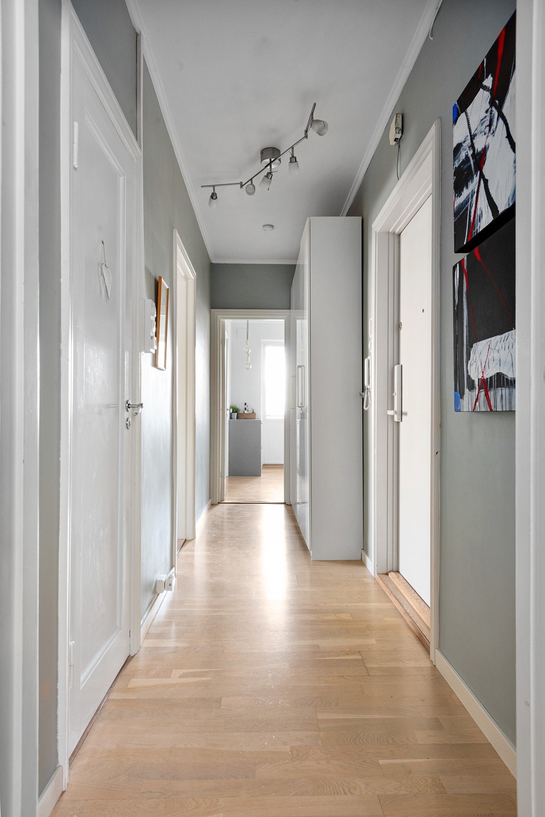 Lys entré med adkomst til kjøkken Galleribilde