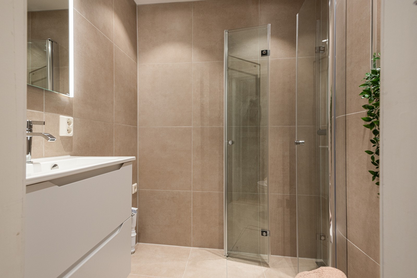 Lekkert flislagt bad fra 2025 med gulvvarme Galleribilde