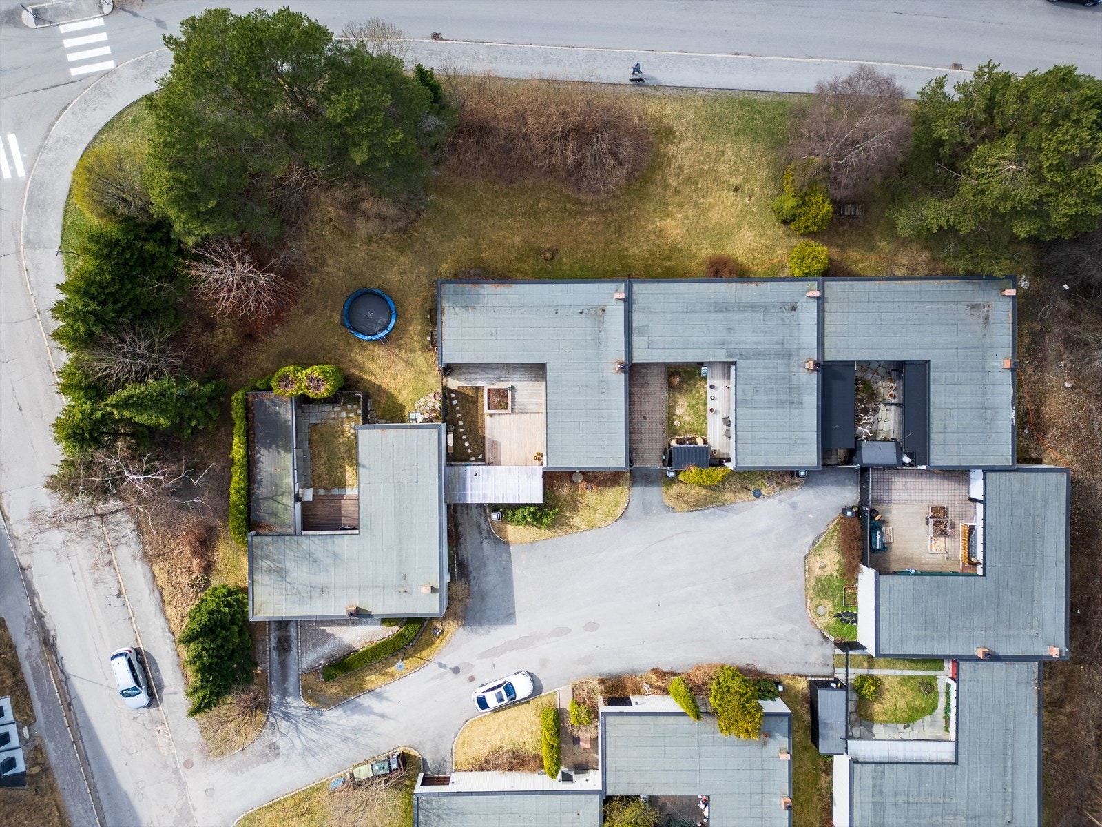 L-formen på boligene gir en behagelig følelse av privatliv, samtidig som det skaper en harmonisk og estetisk utforming av boområdet. Galleribilde